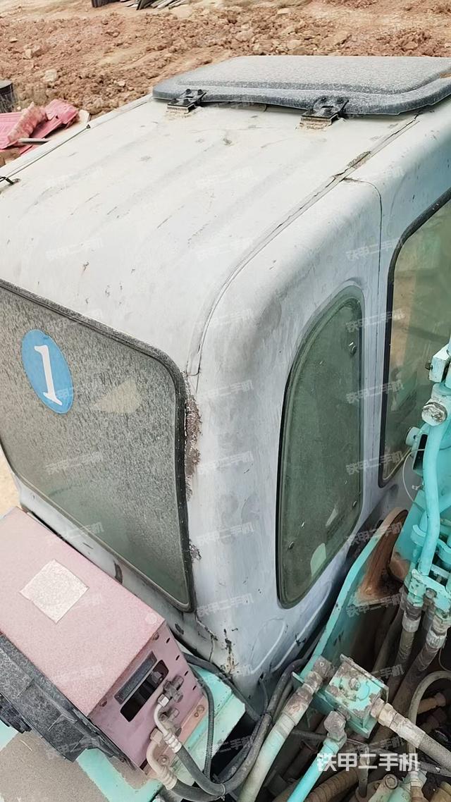 駕駛室頂部(整機外觀) 駕駛室頂部(整機外觀)