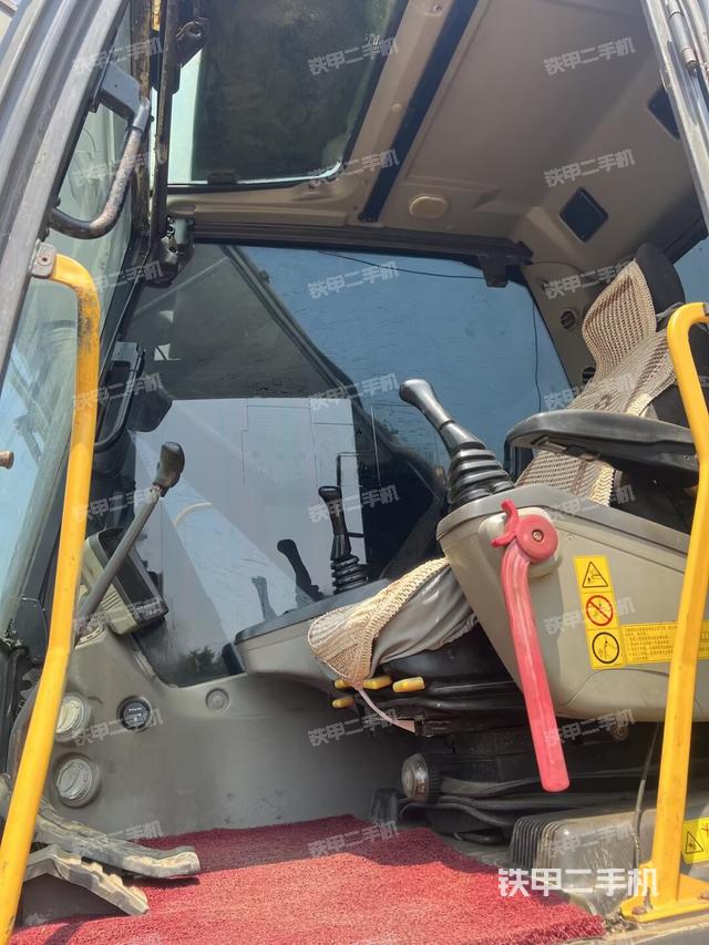 駕駛室整體(整機(jī)外觀) 駕駛室整體(整機(jī)外觀)