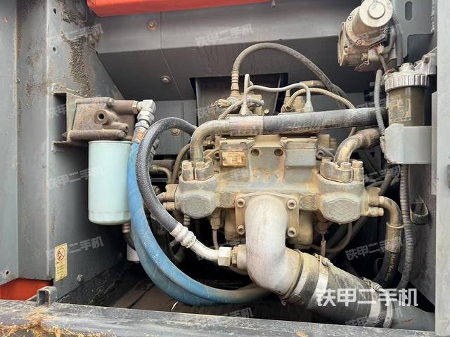 液壓泵艙室正面整體(整機(jī)外觀) 液壓泵艙室正面整體(整機(jī)外觀)