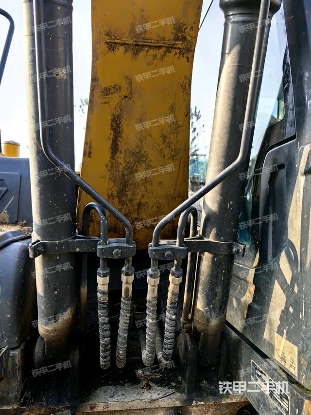 大臂油缸整体 竖拍（工作和回转装置）