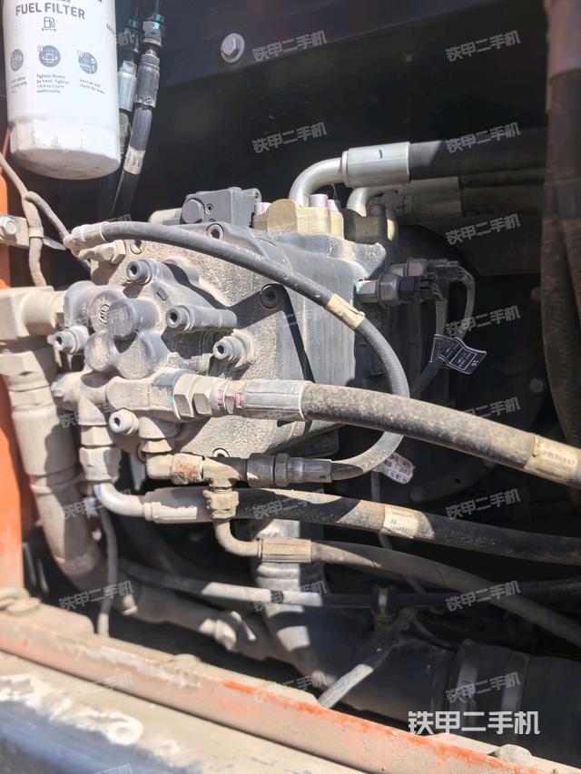 液压泵舱室正面整体(整机外观) 液压泵舱室正面整体(整机外观)