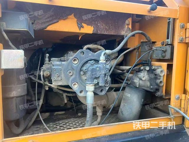 液壓泵艙室正面整體(整機(jī)外觀) 液壓泵艙室正面整體(整機(jī)外觀)