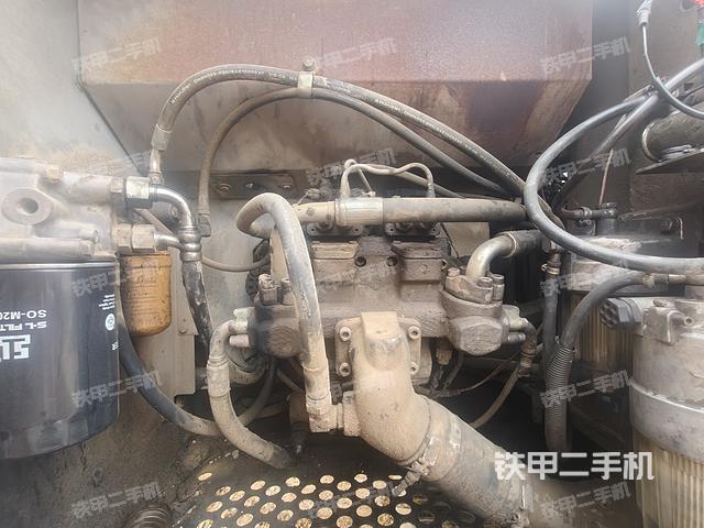 液压泵舱室正面整体（整机外观）