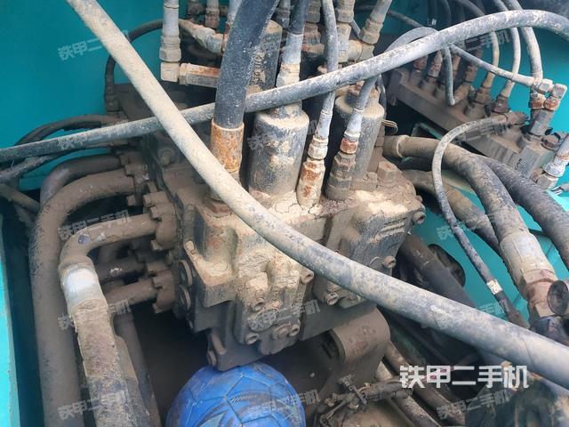 回轉(zhuǎn)馬達(dá)和主控閥(整機(jī)外觀) 回轉(zhuǎn)馬達(dá)和主控閥(整機(jī)外觀)