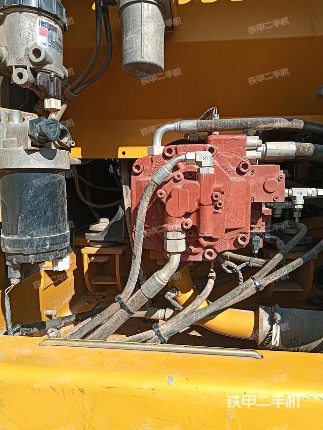 液压泵舱室正面整体（整机外观）