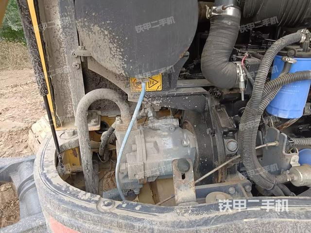 液压泵舱室正面整体(整机外观) 液压泵舱室正面整体(整机外观)