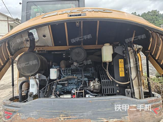 液压泵舱室正面整体(整机外观) 液压泵舱室正面整体(整机外观)