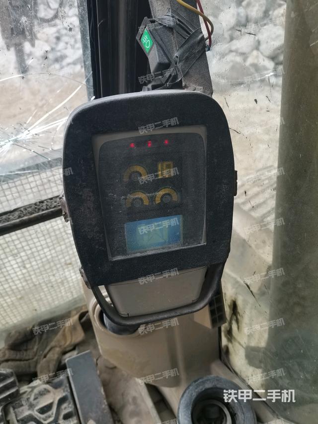 行走控制手柄和踏板?俯拍(駕駛室部分) 行走控制手柄和踏板?俯拍(駕駛室部分)