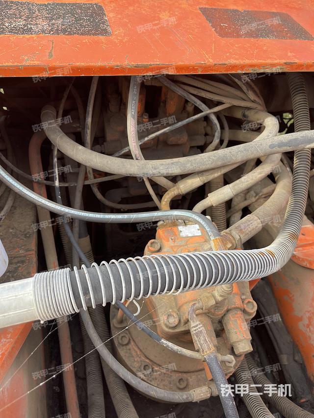 回转马达和主控阀（整机外观）