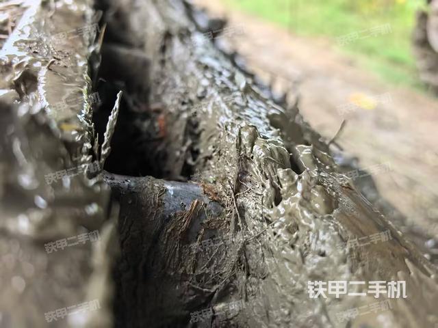 單側(cè)履帶整體(整機外觀) 單側(cè)履帶整體(整機外觀)