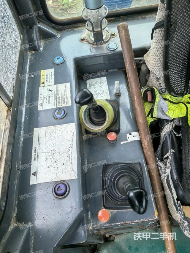 操作手柄左(推土機(jī)駕駛室) 操作手柄左(推土機(jī)駕駛室)