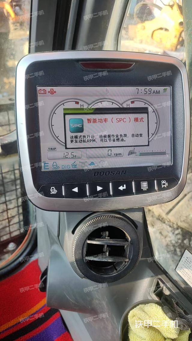 驾驶室整体(整机外观) 驾驶室整体(整机外观)