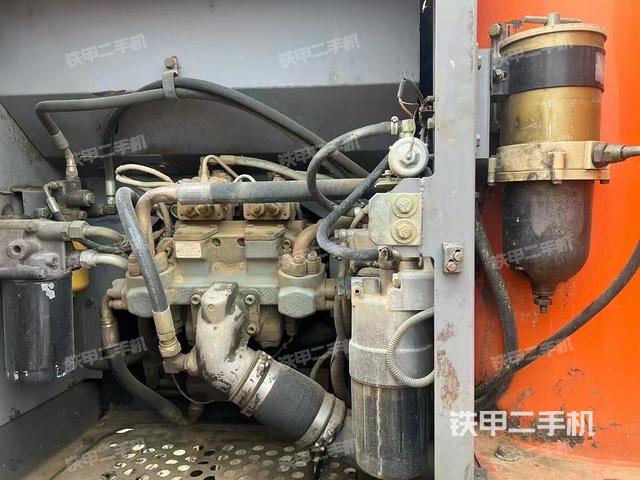 液压泵舱室正面整体（整机外观）