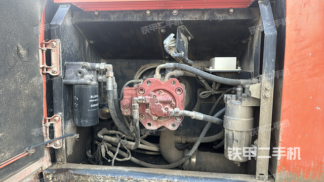 液壓泵艙室正面整體(整機外觀) 液壓泵艙室正面整體(整機外觀)
