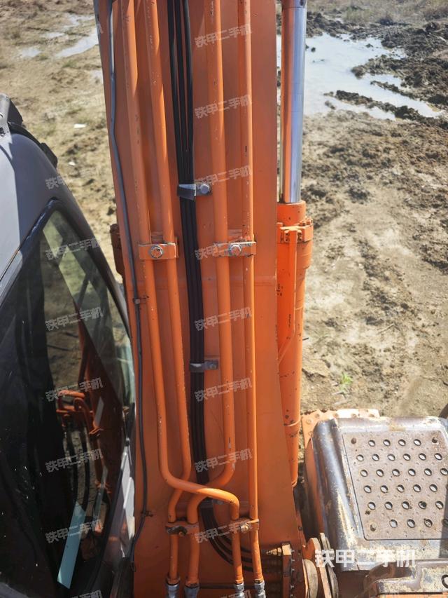 駕駛室頂部(整機(jī)外觀) 駕駛室頂部(整機(jī)外觀)