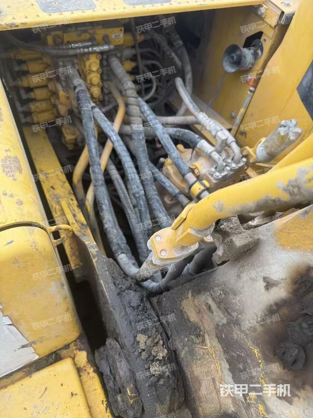 回轉(zhuǎn)馬達(dá)和主控閥(整機(jī)外觀) 回轉(zhuǎn)馬達(dá)和主控閥(整機(jī)外觀)