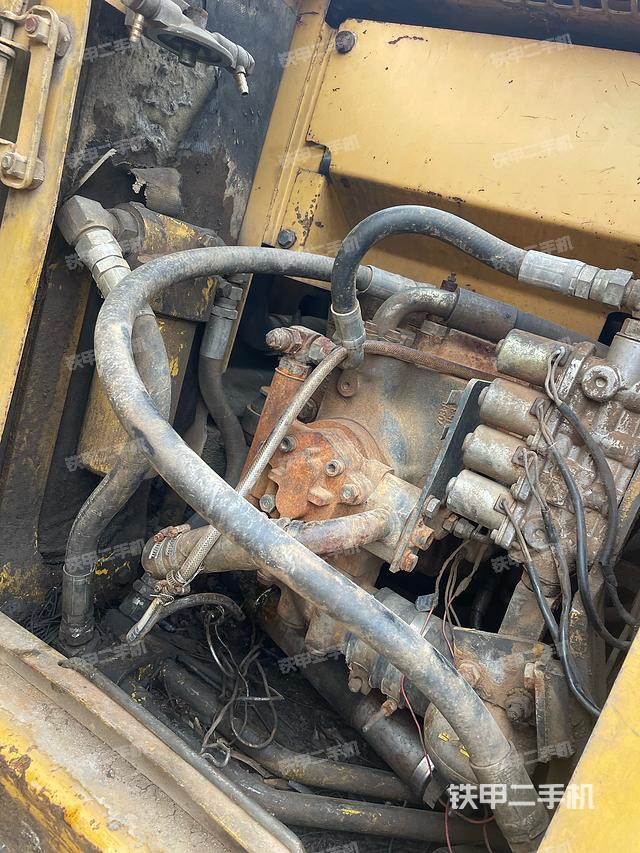液压泵舱室正面整体(整机外观) 液压泵舱室正面整体(整机外观)