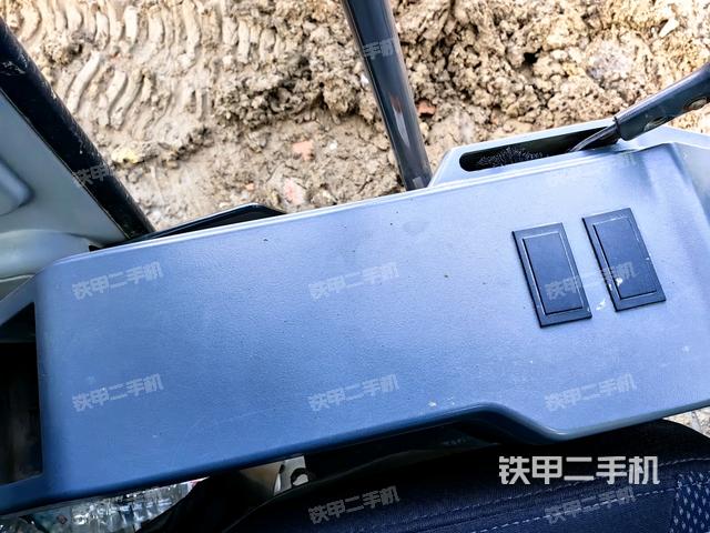 座椅右侧控制台/钥匙门/油门/含右手柄（驾驶室部分）