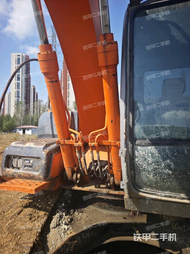 駕駛室整體(整機(jī)外觀) 駕駛室整體(整機(jī)外觀)