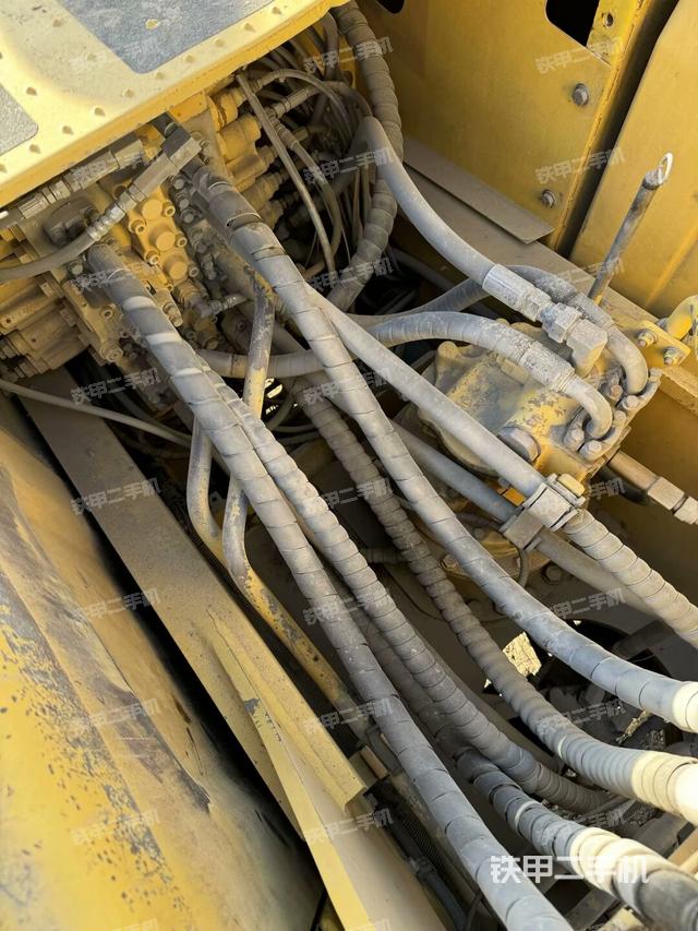 回转马达和主控阀（整机外观）