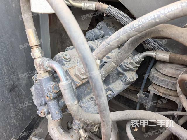 液壓泵艙室正面整體(整機外觀) 液壓泵艙室正面整體(整機外觀)
