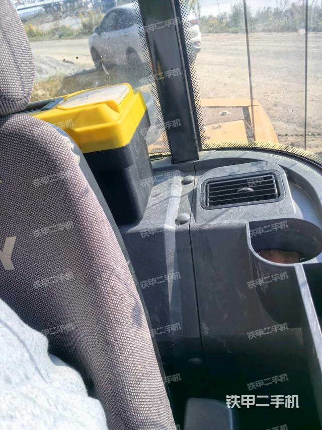 座椅左侧控制台/音响/含左手柄（驾驶室部分）