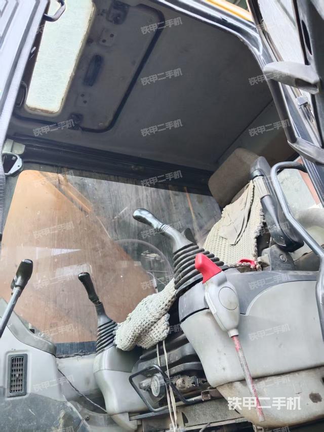 駕駛室整體(整機(jī)外觀) 駕駛室整體(整機(jī)外觀)