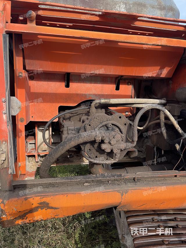 液压泵舱室正面整体（整机外观）