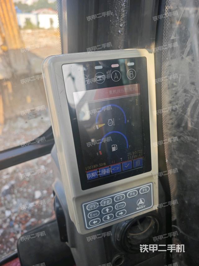 駕駛室頂部(整機(jī)外觀) 駕駛室頂部(整機(jī)外觀)