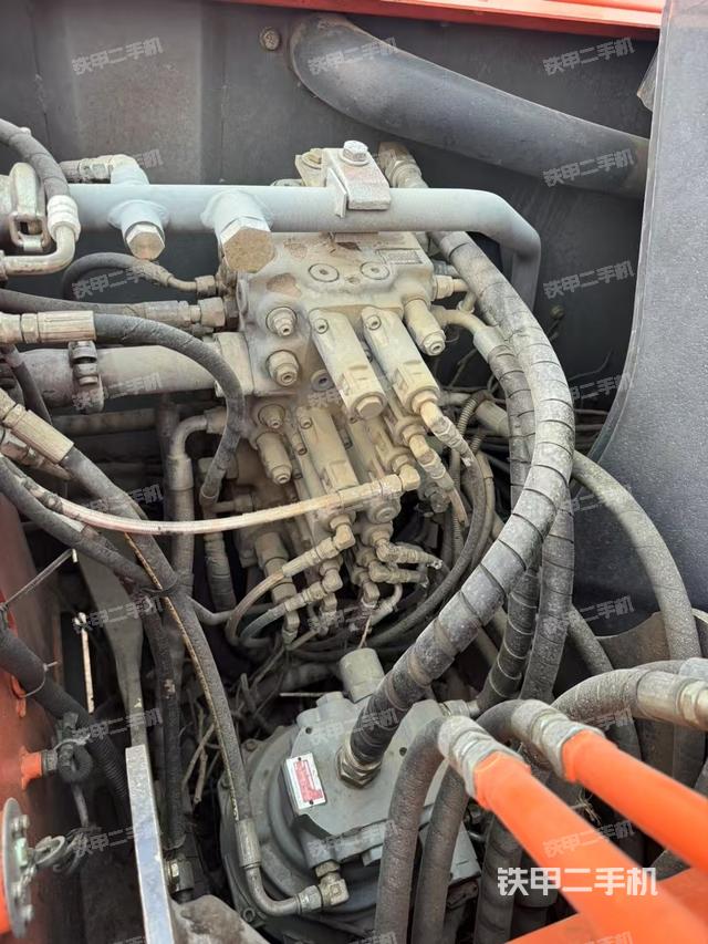 回转马达和主控阀（整机外观）