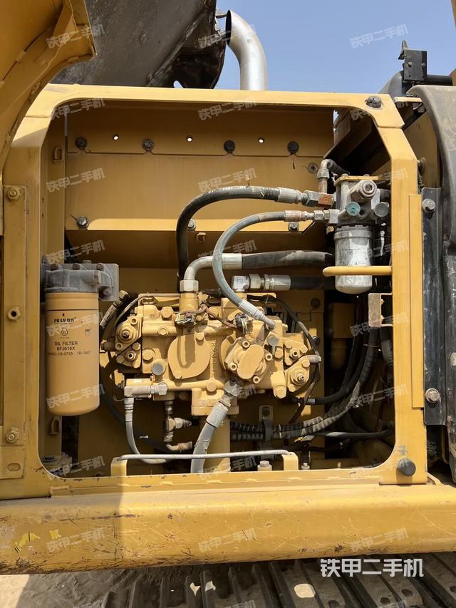 液压泵舱室正面整体(整机外观) 液压泵舱室正面整体(整机外观)