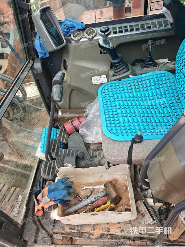 座椅右侧控制台/钥匙门/油门/含右手柄（驾驶室部分）