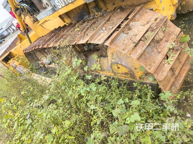 右側(cè)履帶全景(推土機(jī)底盤及工作裝置) 右側(cè)履帶全景(推土機(jī)底盤及工作裝置)