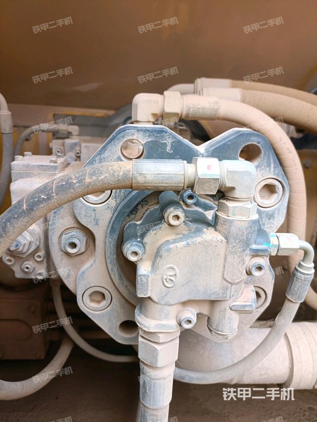 液压泵舱室正面整体(整机外观) 液压泵舱室正面整体(整机外观)