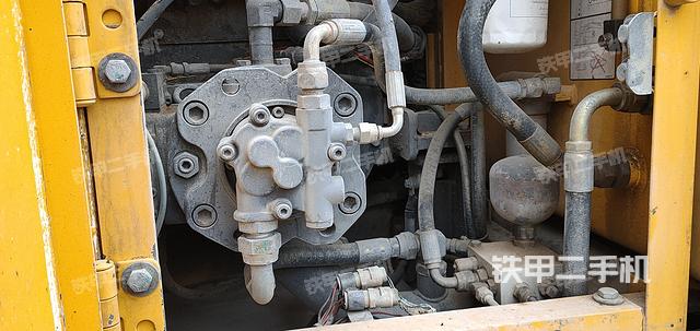 液壓泵艙室正面整體(整機(jī)外觀) 液壓泵艙室正面整體(整機(jī)外觀)