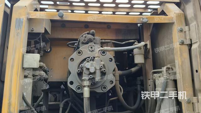 液压泵舱室正面整体(整机外观) 液压泵舱室正面整体(整机外观)
