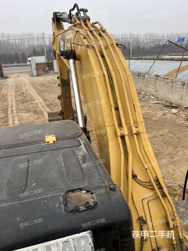 駕駛室頂部(整機(jī)外觀) 駕駛室頂部(整機(jī)外觀)