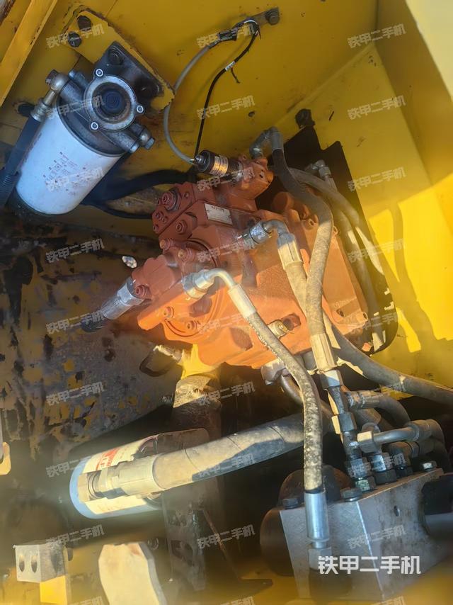 液压泵舱室正面整体(整机外观) 液压泵舱室正面整体(整机外观)