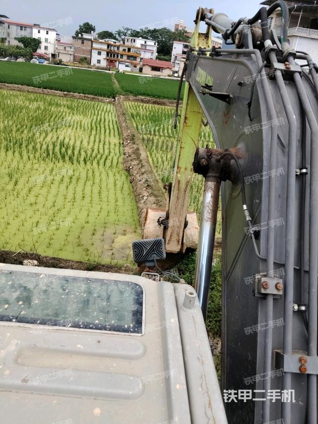 駕駛室頂部(整機(jī)外觀) 駕駛室頂部(整機(jī)外觀)