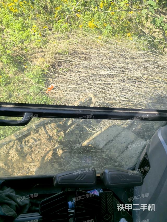 行走控制手柄和踏板 俯拍（驾驶室部分）