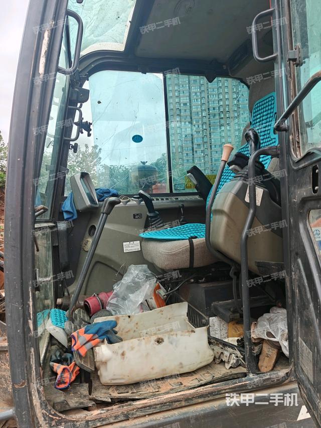 行走控制手柄和踏板 俯拍（驾驶室部分）