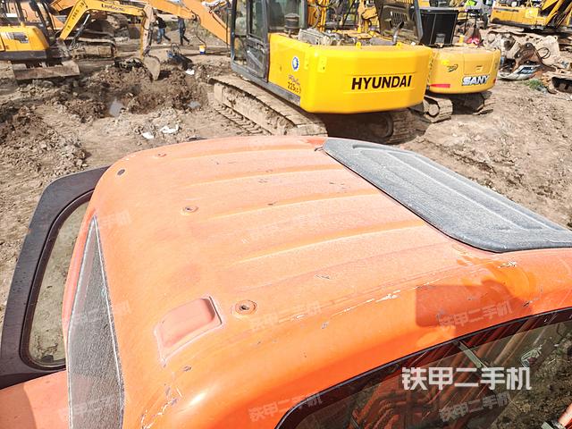 駕駛室頂部(整機(jī)外觀) 駕駛室頂部(整機(jī)外觀)