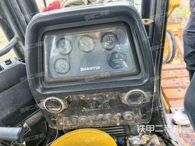 駕駛室左側(cè)全景照(推土機(jī)駕駛室) 駕駛室左側(cè)全景照(推土機(jī)駕駛室)