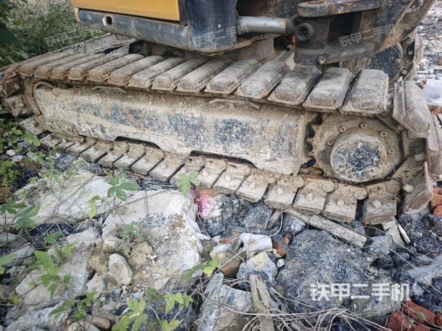 單側(cè)履帶整體(整機(jī)外觀) 單側(cè)履帶整體(整機(jī)外觀)