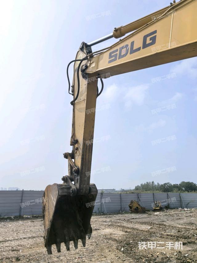 大臂油缸整體?豎拍（工作和回轉(zhuǎn)裝置）