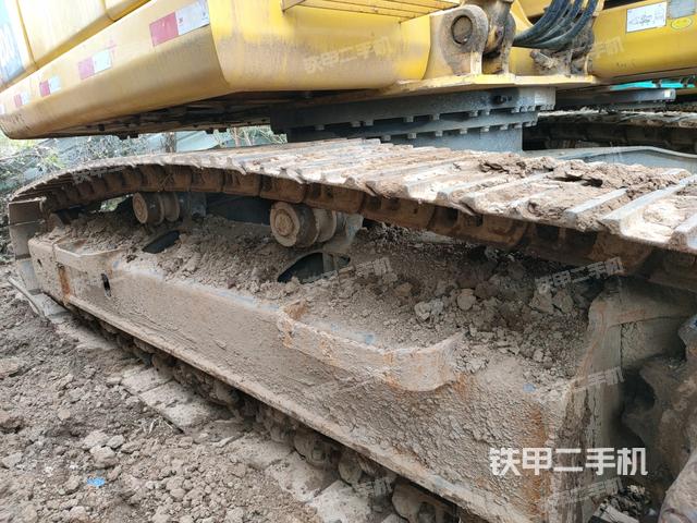 單側(cè)履帶整體(整機(jī)外觀) 單側(cè)履帶整體(整機(jī)外觀)