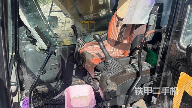 驾驶室整体(整机外观) 驾驶室整体(整机外观)