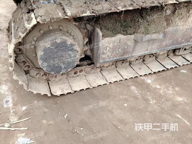 單側(cè)履帶整體(整機(jī)外觀) 單側(cè)履帶整體(整機(jī)外觀)
