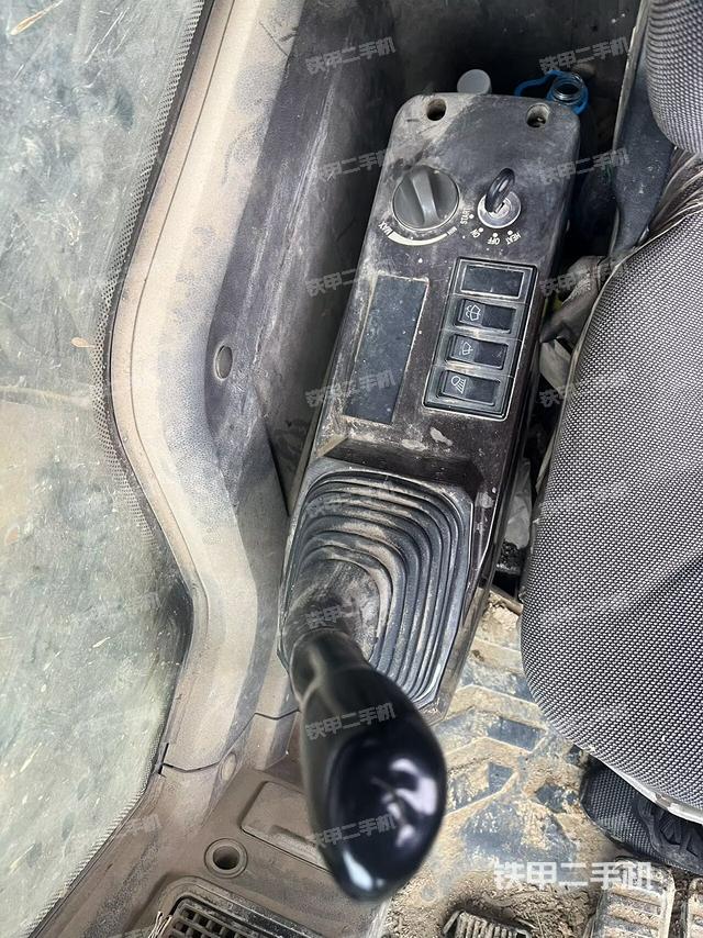 座椅右侧控制台/钥匙门/油门/含右手柄(驾驶室部分) 座椅右侧控制台/钥匙门/油门/含右手柄(驾驶室部分)