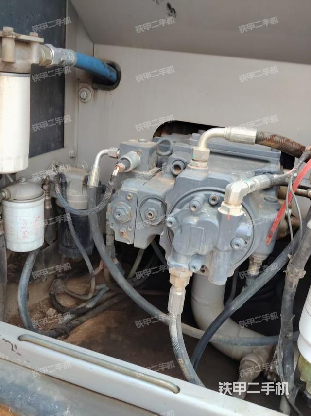 液壓泵艙室正面整體(整機(jī)外觀) 液壓泵艙室正面整體(整機(jī)外觀)